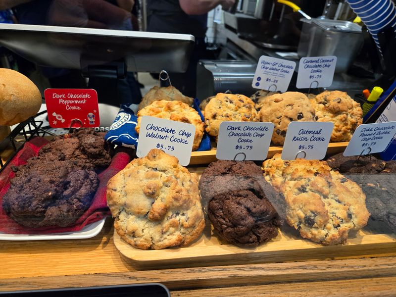 Levain Bakery, 167 W 74th St, New York, NY 10023