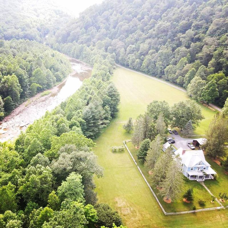 Laurel River Club Bed & Breakfast 