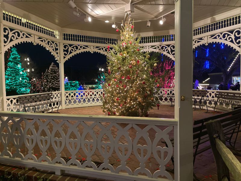 A Winter Ambience Strengthened by the Architecture