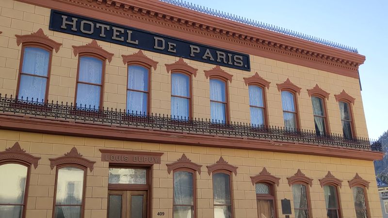 Early Nightfall That Changes the Hotel’s Atmosphere