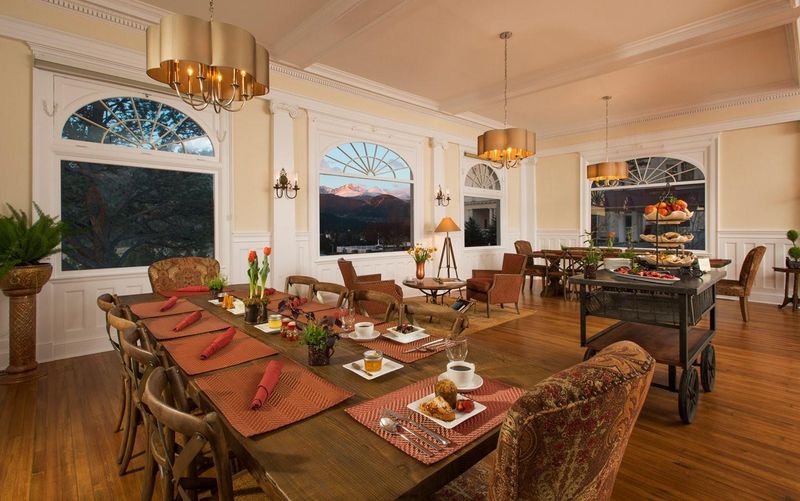 A Lobby Gallery of Light for Winter Mornings