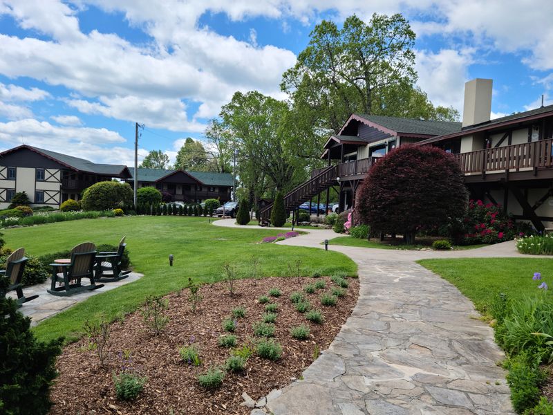 A Property Built Around the Spirit of a Hill Village