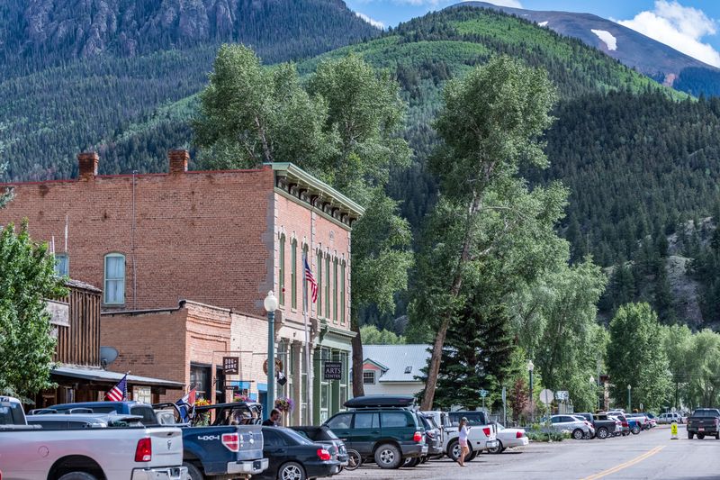 Small-Town Warmth Surrounded by Vast Mountain Scale
