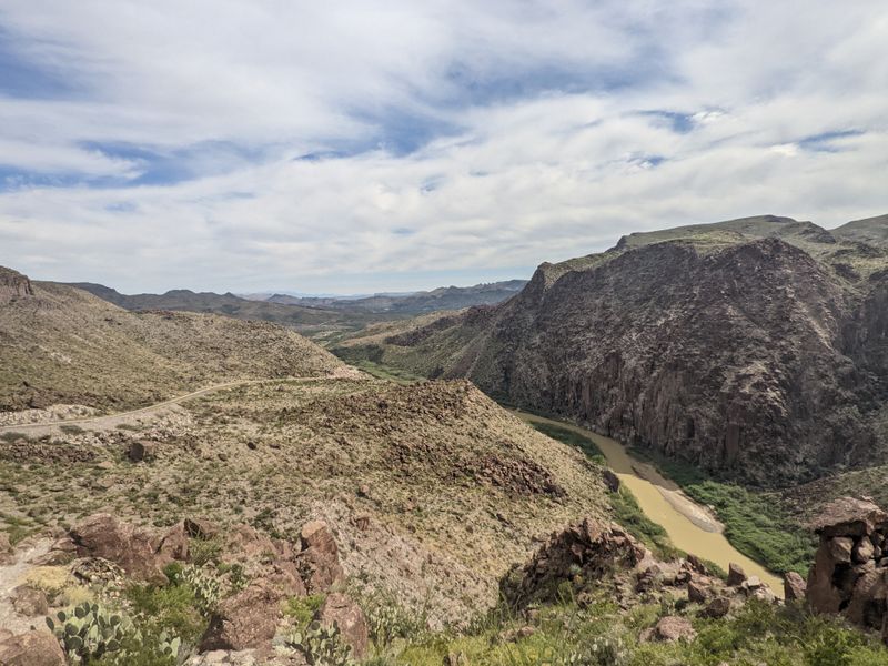 River bends and border views