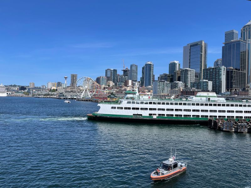 Seattle to Bainbridge Island: Urban Escape with Mountain Views