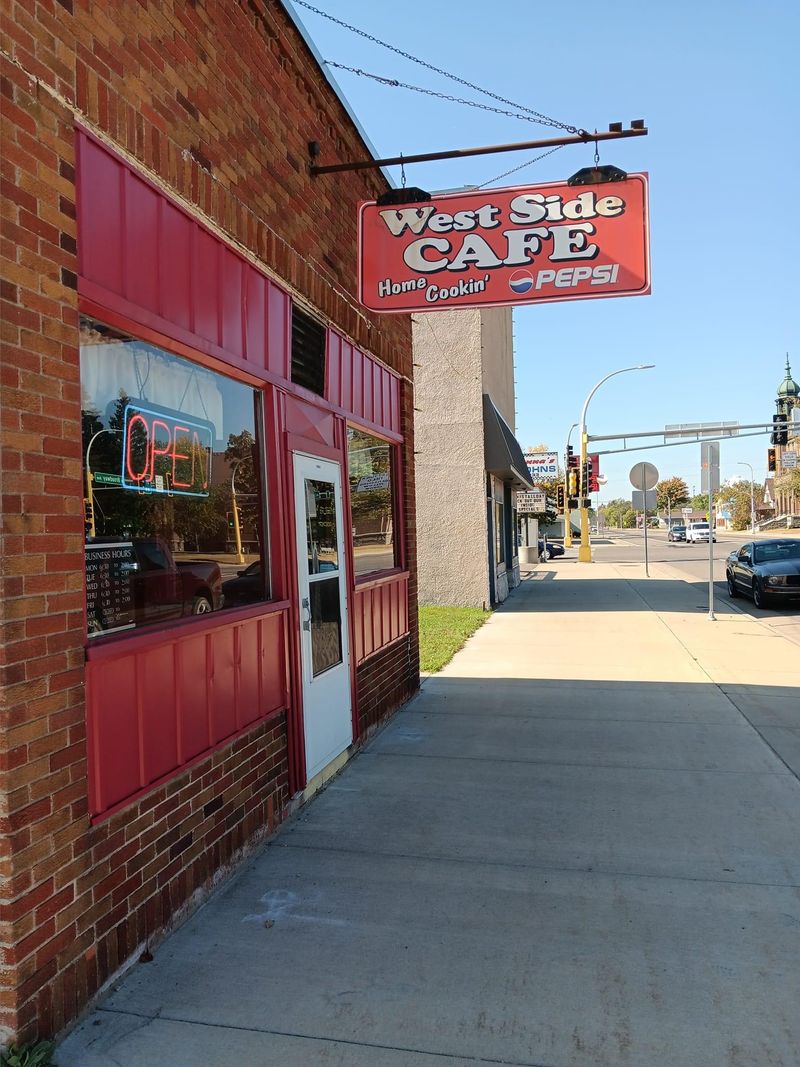 Retro Diners, Neon Signs, And The Best Pie In Town