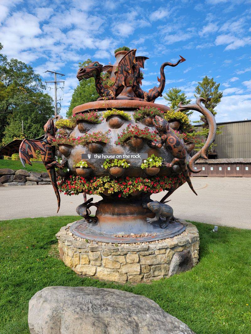 Navigation tips, tickets, and hours that change by season