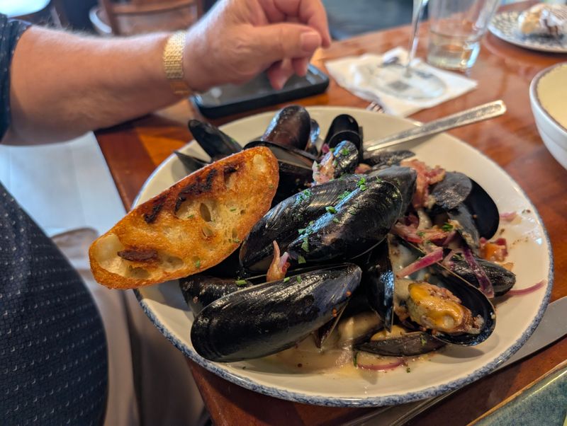 Service Style That Prioritizes Efficiency and Warmth