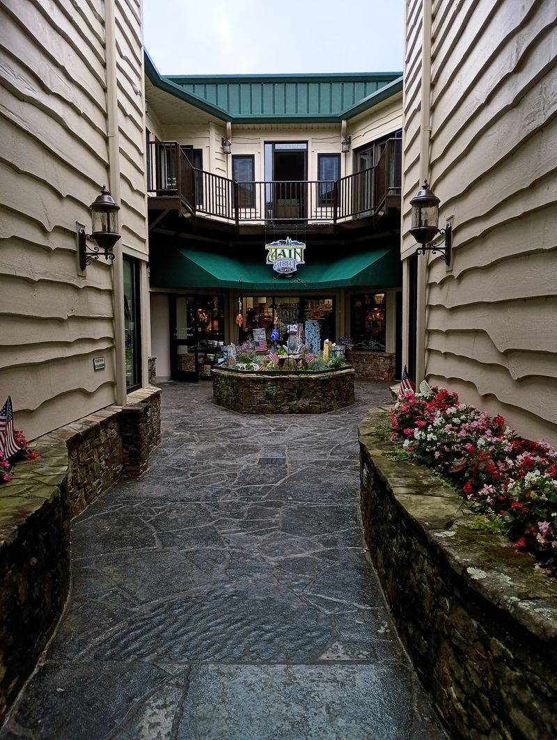 Downtown Highlands Stroll and Greens