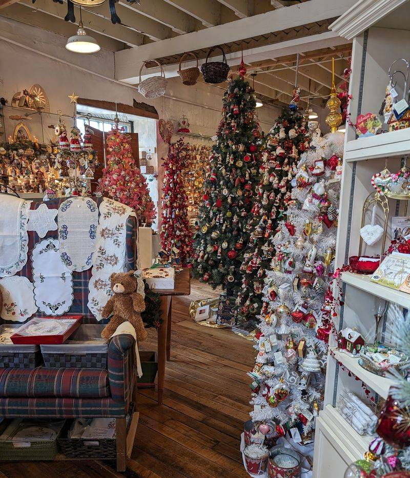 Shops of Cedar Creek Settlement Holiday Stroll