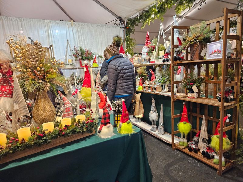 Elkhart Lake Old World Market Cheer