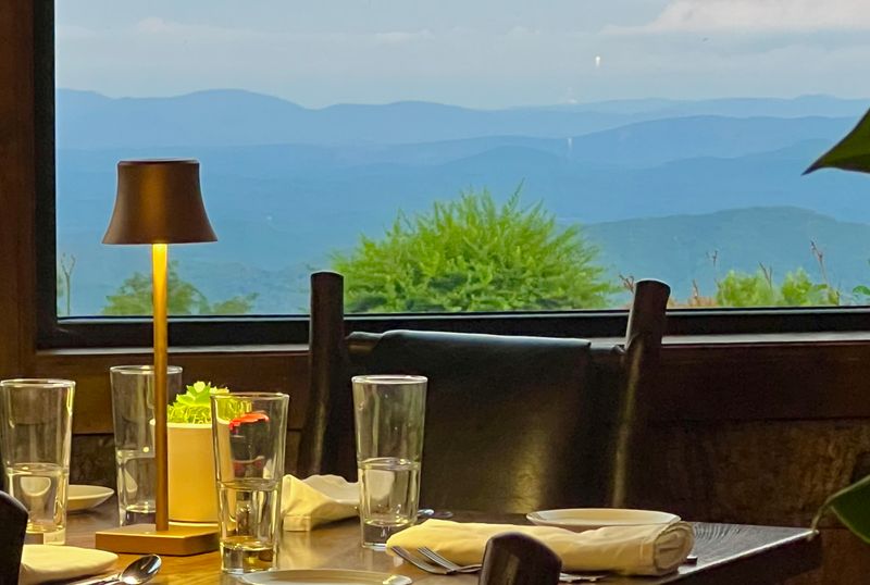 A Dining Room Built Around the View
