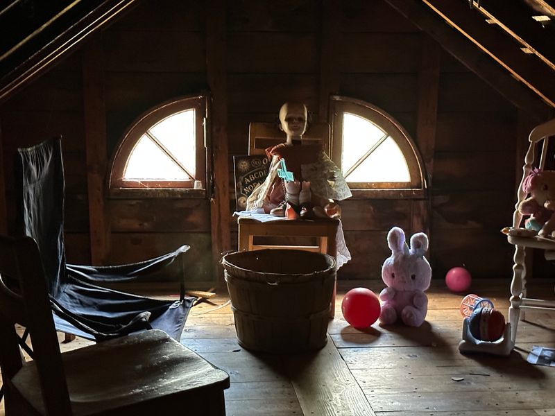 Objects That Move Without Human Intervention