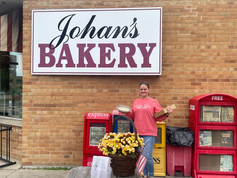 Bakeries and Cafés as Gathering Points