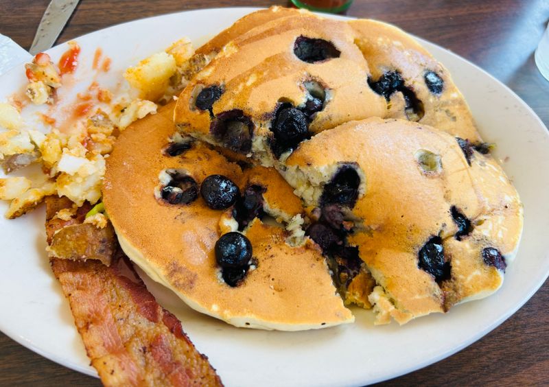 A Winter Morning Buzz That Never Feels Overwhelming