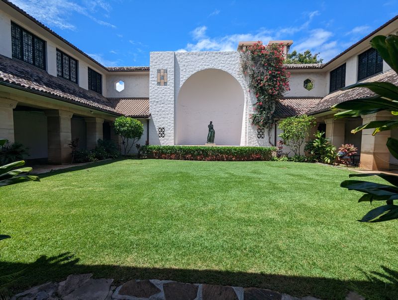 Honolulu Museum of Art, courtyards, and calm