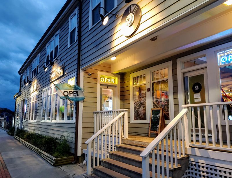 Explore Front Street Shops and Galleries