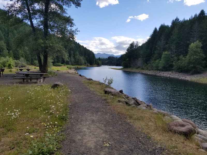 Cozy Lodging Around Detroit Lake