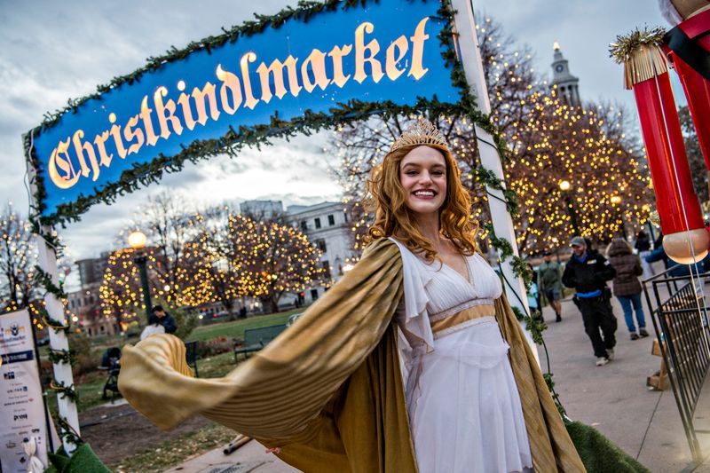 Live Entertainment Creates Joyful Holiday Ambiance