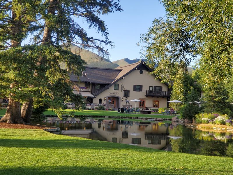 Firelight and après at Warm Springs Lodge