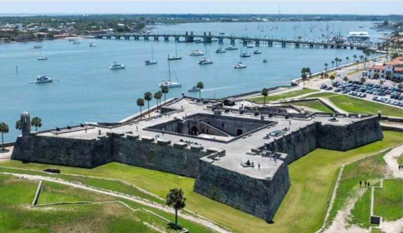 Castillo de San Marcos, stone walls and sweeping bay views