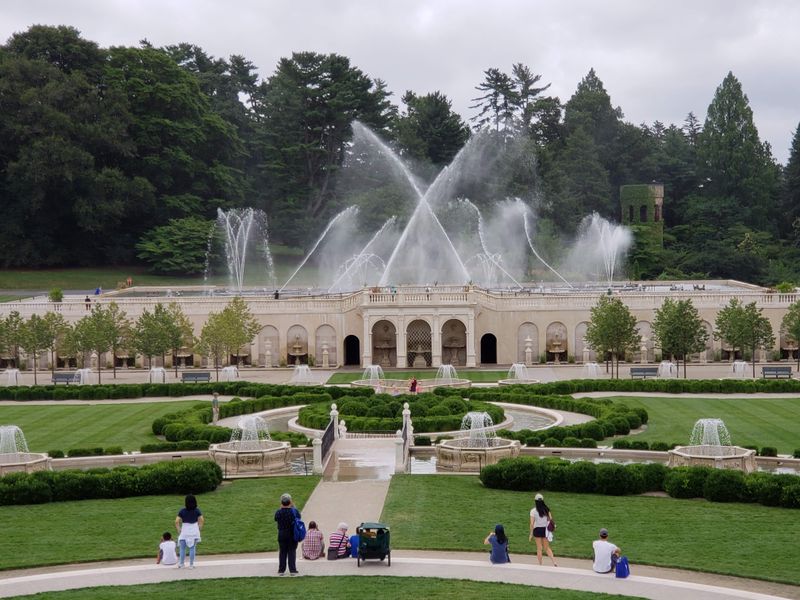 Spectacular Fountain Shows That Dance With Light