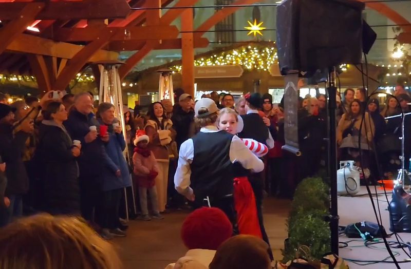 Live music that warms the plaza