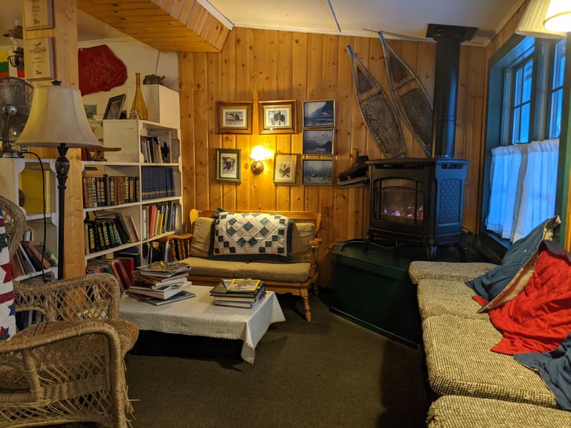 Cozy Cabin Atmosphere That Feels Like Stepping Back in Time
