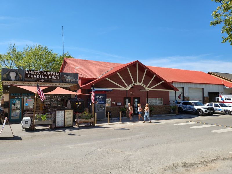 The Intimate Dining Scene and Local Flavors