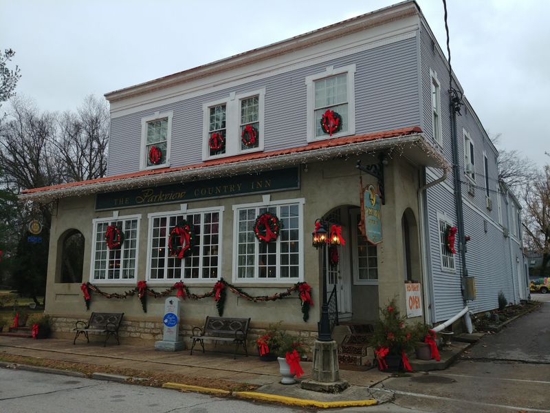 Small Shops and Cafés That Add Warmth to the Visit