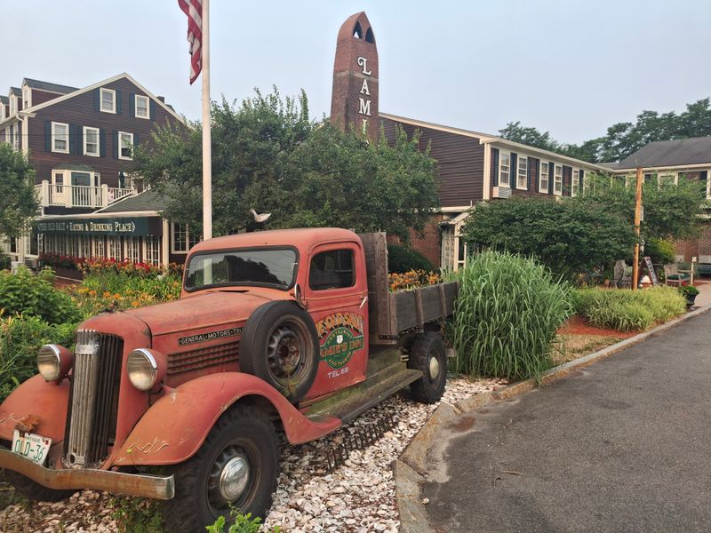 The Old Salt and Lamie's Inn, Hampton