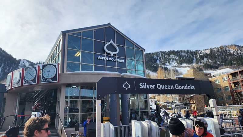 Restaurants and Shops Prioritize Tourists