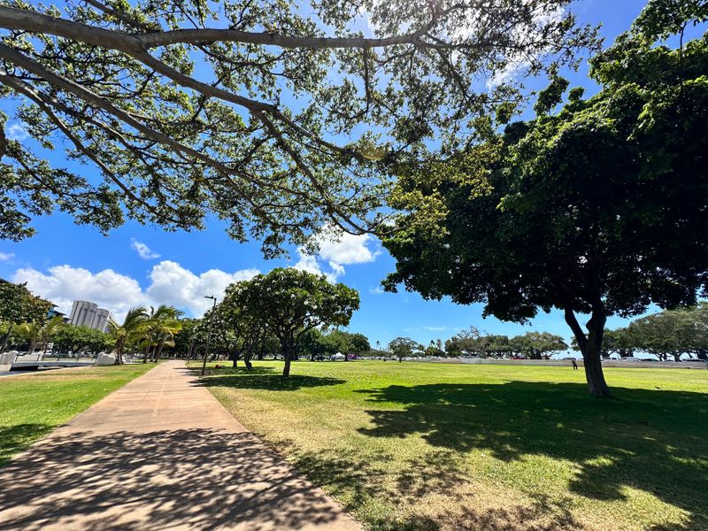 Ala Moana beach walks and park pathways
