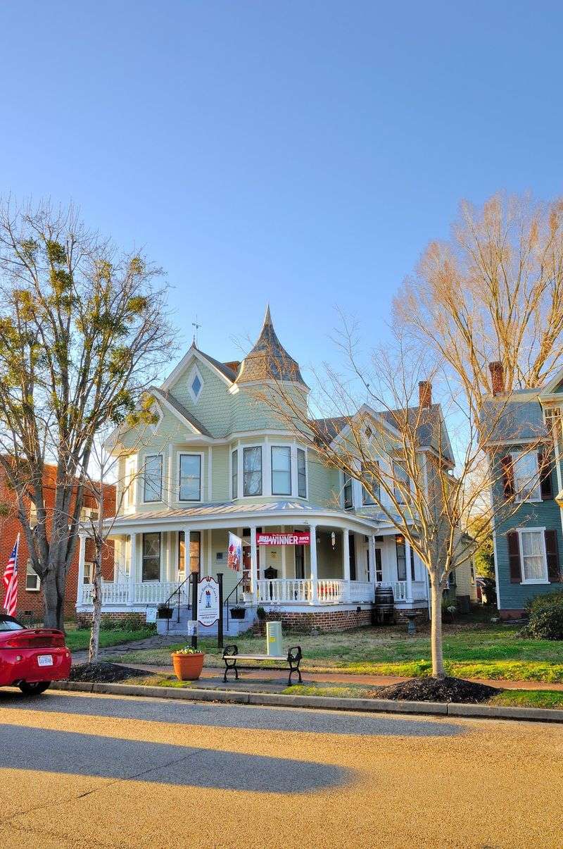 Olde Towne Cottages and Inns vibe