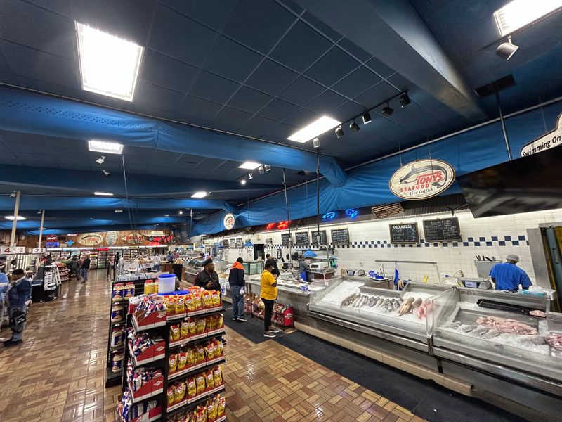 Tony's Seafood Market & Deli, 5215 Plank Rd, Baton Rouge, LA