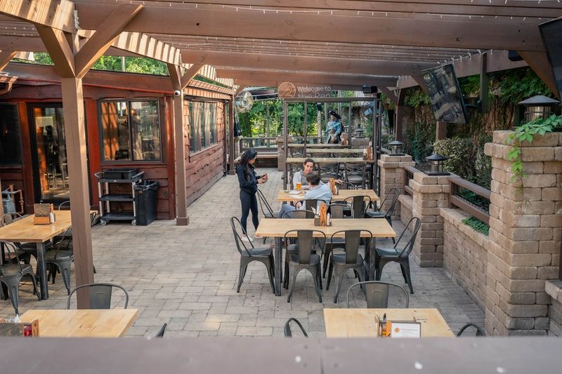 Magpie's Den & Pen, Lake Geneva