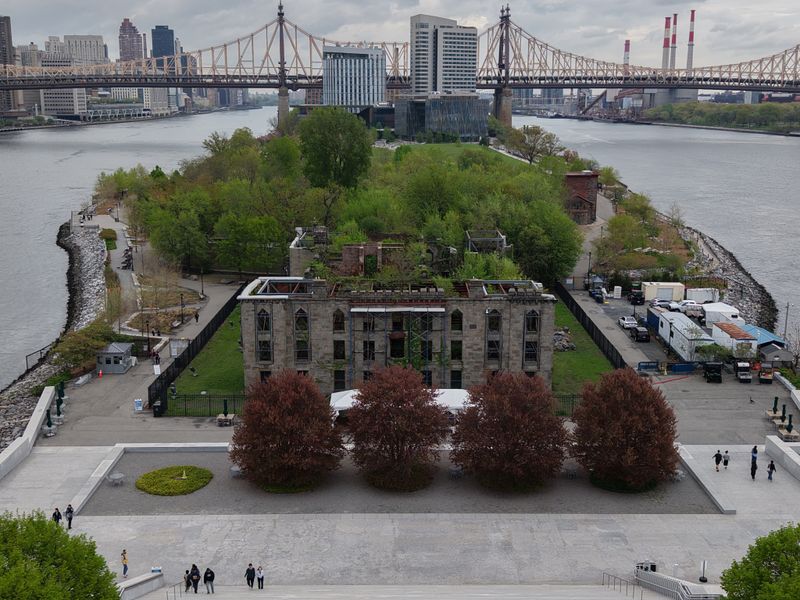 Planning a mindful visit with extras nearby