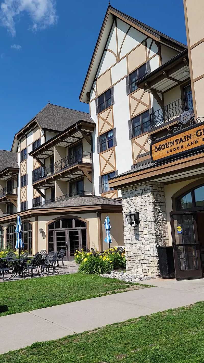 Dining spots and easy family logistics