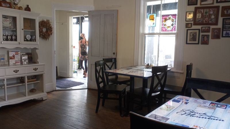 Weekend Brunch Culture That Draws Devoted Crowds