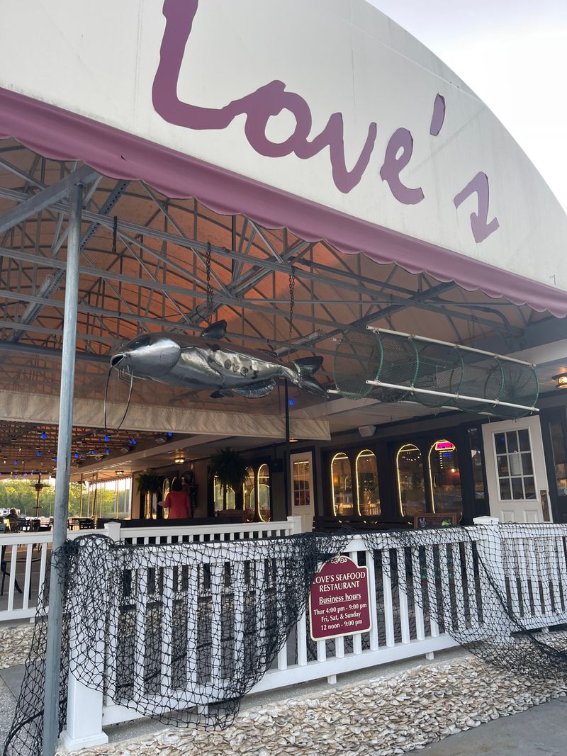 Love’s Seafood & Steaks, 6817 Chief of Love Rd, Savannah, GA 31419