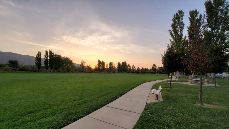 Plain Looks, Rich Layers