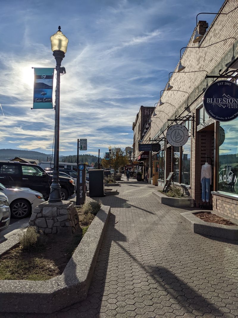 A Downtown That Balances Activity and Stillness