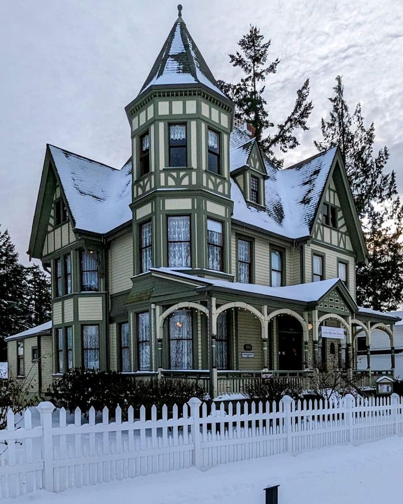 Cafes and Bakeries Built for Cold Days