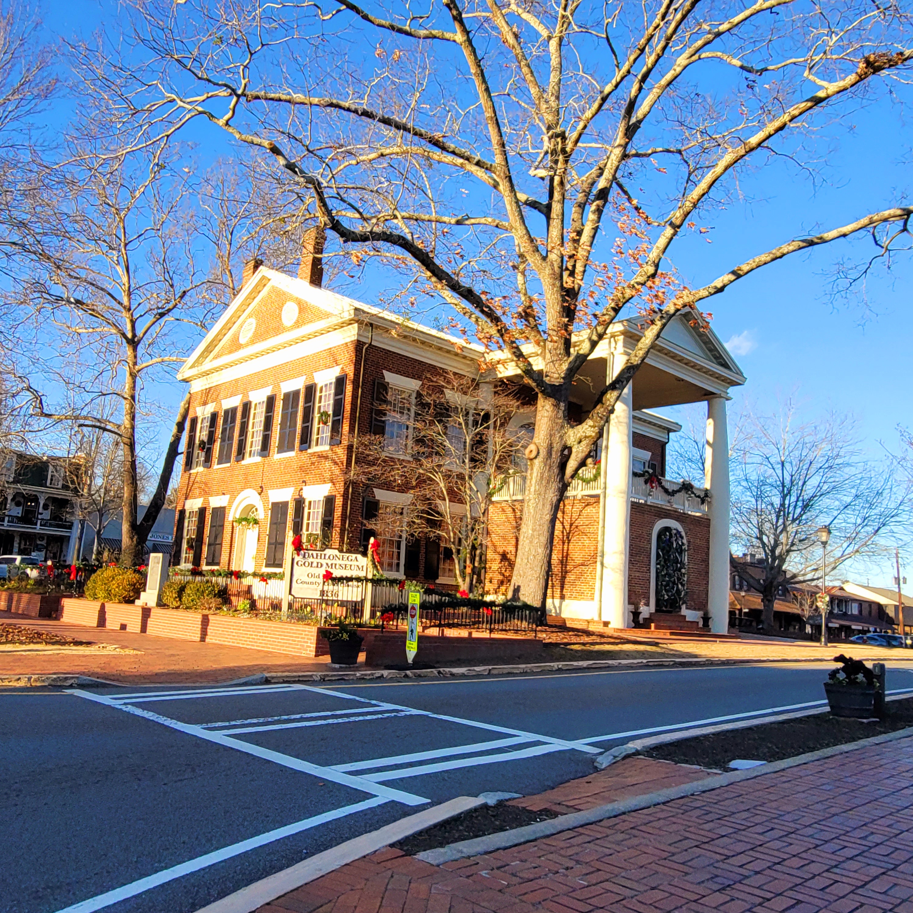 Why Travelers Return to Dahlonega Every Holiday Season