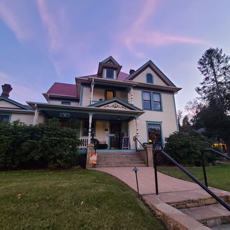 Handmade Goods and Crafts That Reflect Mountain Traditions