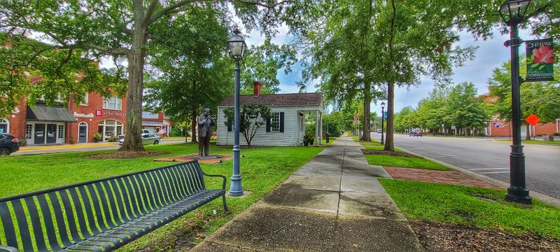 Cheraw’s Oak-Lined Streets That Feel Straight Out of a Winter Novel