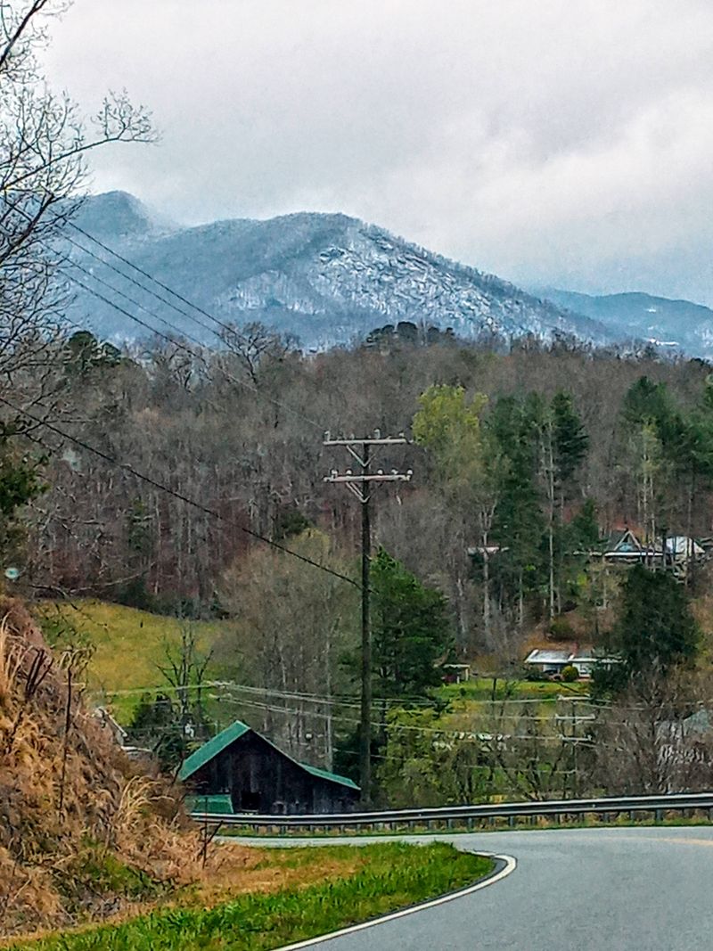 A Quiet Mountain Town That Sets the Tone for a Peaceful Winter Drive