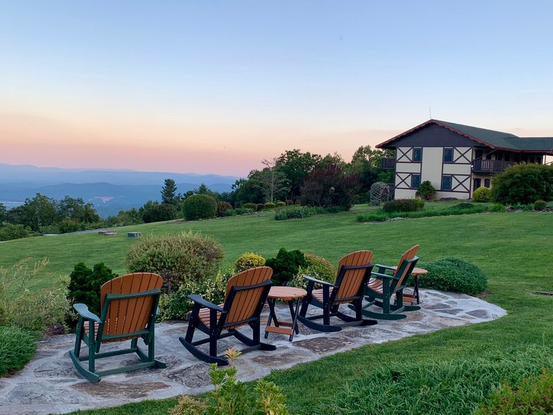 A Parkway Perch That Defines the Entire Experience