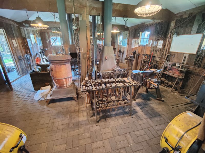 A tiny gallery circuit for slow browsing