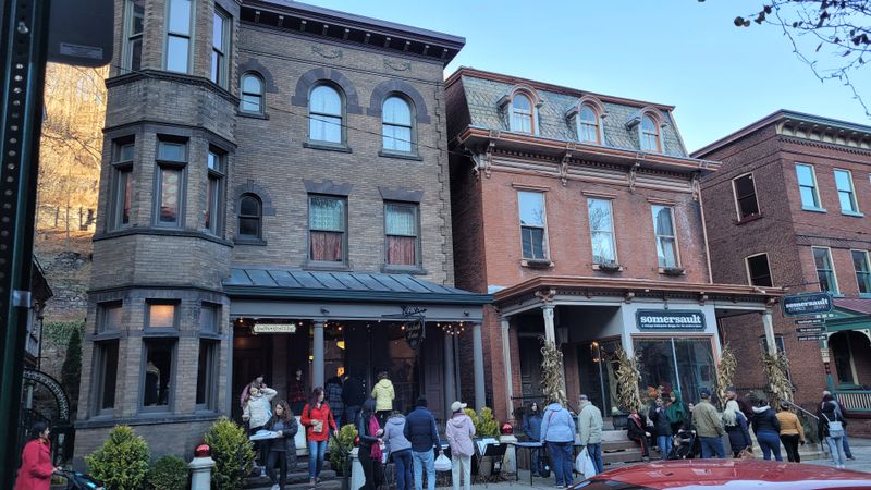 Shops, Galleries, And Easy Strolls After The Ride